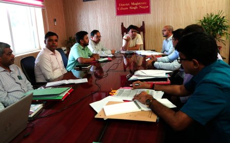 जिलाधिकारी नितिन सिंह भदौरिया ने कैम्प कार्यालय में बैठक