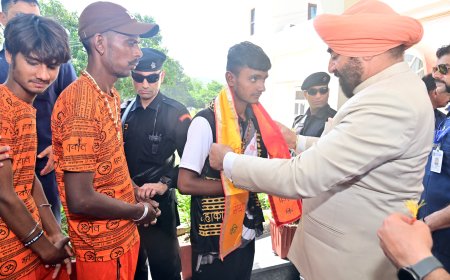 राज्यपाल ने हरिद्वार पहुंचकर कांवड़ यात्रा पर आये श्रद्धालुओं को पटका व रूद्राक्ष की माला पहनाकर स्वागत किया