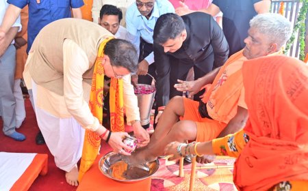 मुख्यमंत्री श्री पुष्कर सिंह धामी ने  पाँव धोकर शिव भक्तों का किया स्वागत किया।*