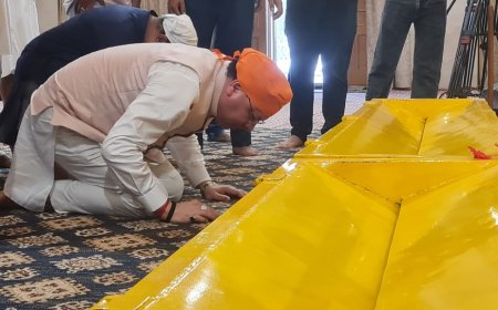 मुख्यमंत्री पुष्कर सिंह धामी ने नानकमत्ता साहिब गुरुद्वारे में टेका मत्था, बच्चों से की आत्मीय भेंट धार्मिक आस्था और सामाजिक सौहार्द का दिया संदेश