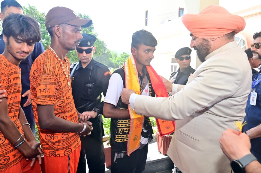 राज्यपाल ने हरिद्वार पहुंचकर कांवड़ यात्रा पर आये श्रद्धालुओं को पटका व रूद्राक्ष की माला पहनाकर स्वागत किया