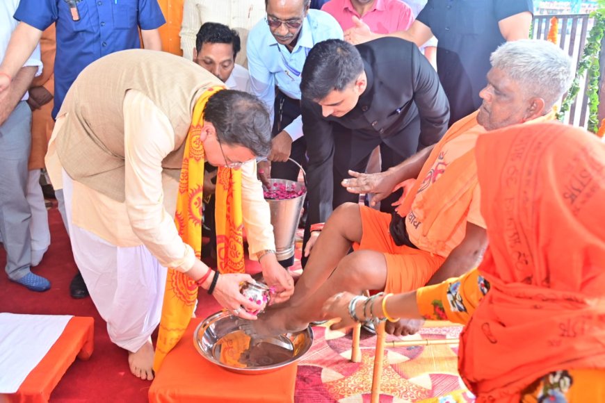 मुख्यमंत्री श्री पुष्कर सिंह धामी ने  पाँव धोकर शिव भक्तों का किया स्वागत किया।*