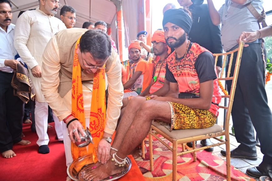 मुख्यमंत्री श्री पुष्कर सिंह धामी ने  पाँव धोकर शिव भक्तों का किया स्वागत किया।*