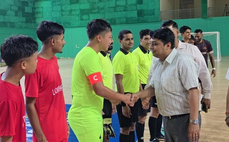 ऑल इंडिया फुटबॉल फेडरेशन फुटसाल चैंपियनशिप 2024-25 का आयोजन रुद्रपुर में जारी, जिलाधिकारी ने किया मैच का अवलोकन