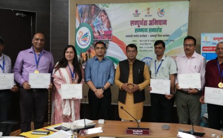 उत्कृष्ट कार्य करने वाले विभागीय अधिकारियों को सम्मनित करने हेतु सम्पूर्णता अभियान सम्मान समारोह जिला सभागार में आयोजित हुआ