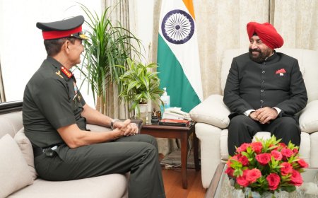 राज्यपाल लेफ्टिनेंट जनरल गुरमीत सिंह से कागिनले कनक गुरु पीठ के पीठाधीश्वर जगदगुरु निरंजनानंद पुरी जी महाराज ने शिष्टाचार भेंट की