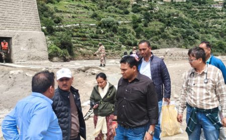 मुख्यमंत्री के निर्देश पर ग्राउंड जीरो पहुंचे स्वास्थ्य सचिव, धराली में आपदा प्रभावित इलाकों में राहत और बचाव कार्यों का किया निरीक्षण