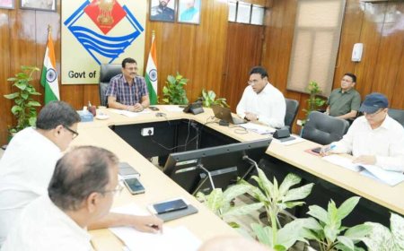 मुख्य सचिव श्री आनन्द बर्द्धन ने मंगलवार को सचिवालय में  की प्रगति की समीक्षा बैठक