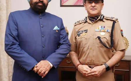  राज्यपाल लेफ्टिनेंट जनरल गुरमीत सिंह से पुलिस महानिदेशक दीपम सेठ ने शिष्टाचार भेंट कर उत्तरकाशी में चल रहे खोज एवं बचाव कार्यों की प्रगति की जानकारी दी