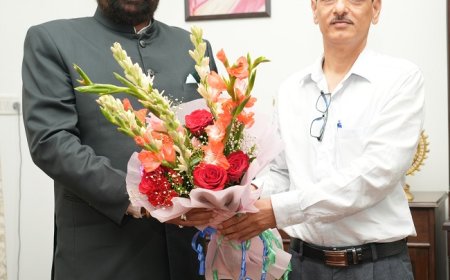  राज्यपाल लेफ्टिनेंट जनरल गुरमीत सिंहसे मौसम विज्ञान केन्द्र, देहरादून के नवनियुक्त निदेशक डॉ. सी.एस. तोमर ने शिष्टाचार भेंट की