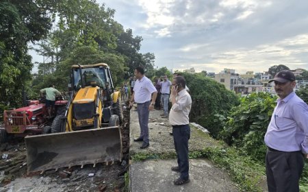 देहरादून में सरकारी भूमि पर बनी दो अवैध मजारे ध्वस्त