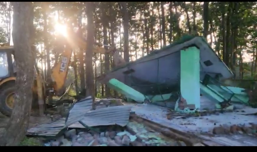 देहरादून नवादा वन भूमि पर बनी अवैध मजार भी ध्वस्त