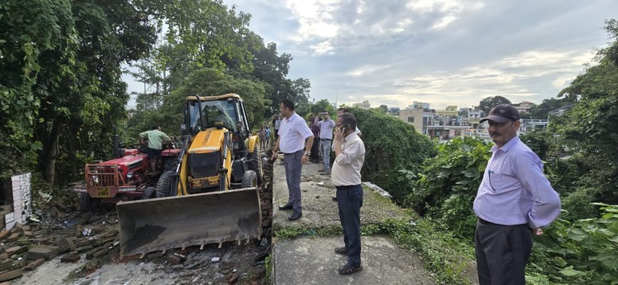 देहरादून में सरकारी भूमि पर बनी दो अवैध मजारे ध्वस्त