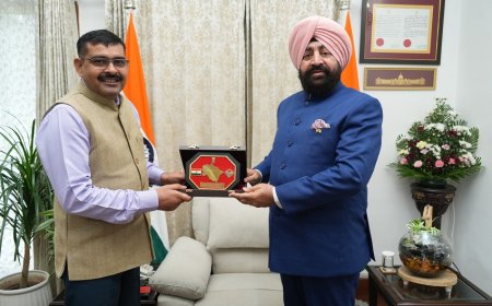 राज्यपाल से  कारगिल युद्ध के वीर, परमवीर चक्र विजेता कैप्टन योगेंद्र सिंह यादव ने शिष्टाचार भेंट की