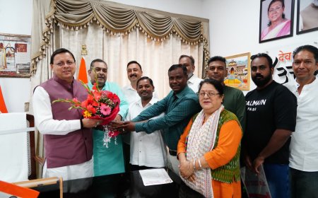 मुख्यमंत्री धामी से रविवार को मुख्यमंत्री आवास में जनप्रतिनिधियों ने शिष्टाचार भेंट की