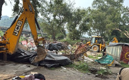 गंगा किनारे सैकड़ों झोपड़ियों को ध्वस्त किया गया