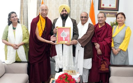 राज्यपाल लेफ्टिनेंट जनरल गुरमीत सिंह (से नि) से गुरुवार को दून बौद्ध समिति के प्रतिनिधिमण्डल ने राजभवन में शिष्टाचार भेंट की