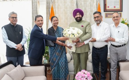 राज्यपाल लेफ्टिनेंट जनरल गुरमीत सिंह (से नि) से बुधवार को राजभवन में मुख्य सूचना आयुक्त श्रीमती राधा रतूड़ी ने शिष्टाचार भेंट की