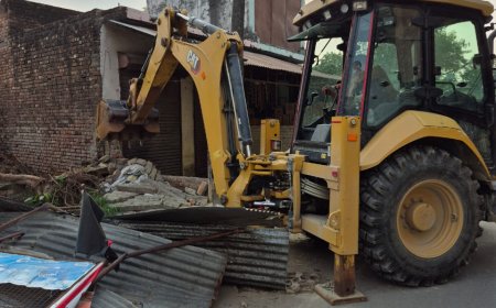 नकल आरोपी खालिद की अतिक्रमण कर बनाई गई संपत्ति पर गरजा धामी का बुलडोज़र