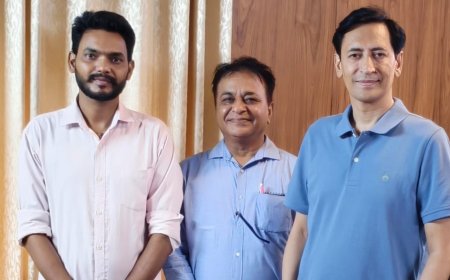 कुमाऊँ आयुक्त से मिले कुमाऊँ केसरी के संपादक प्रदीप फुटेला और अर्पण फाउंडेशन के संस्थापक निशांत सिंघल, क्षेत्र की समस्याओं पर रखी बात