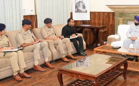 हरिद्वार में आज जिला प्रशासन के अधिकारियों के साथ बैठक कर जिले में चल रही विकास योजनाओं, कानून-व्यवस्था और जनहित कार्यों की जानकारी ली