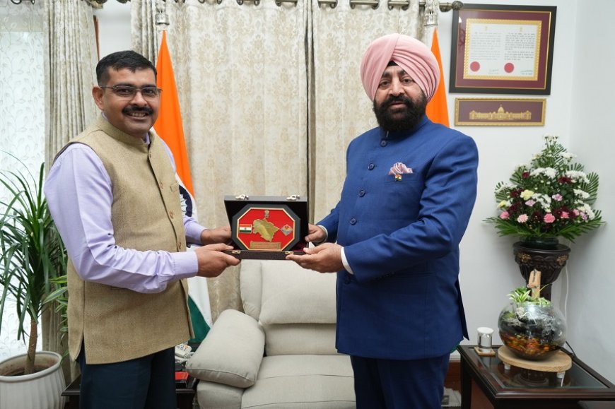 राज्यपाल से कारगिल युद्ध के वीर, परमवीर चक्र विजेता कैप्टन योगेंद्र सिंह यादव ने शिष्टाचार भेंट की