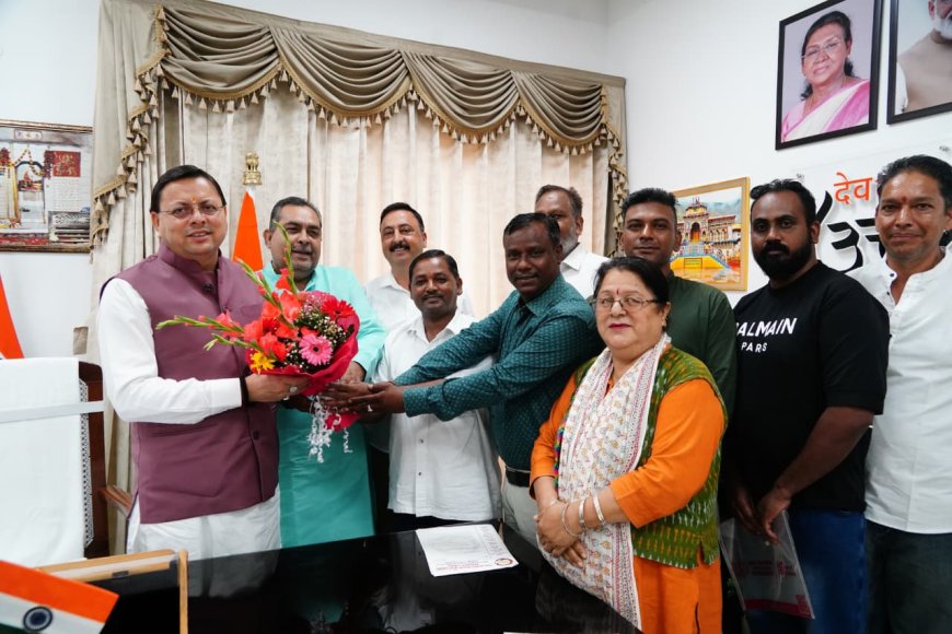 मुख्यमंत्री धामी से रविवार को मुख्यमंत्री आवास में जनप्रतिनिधियों ने शिष्टाचार भेंट की