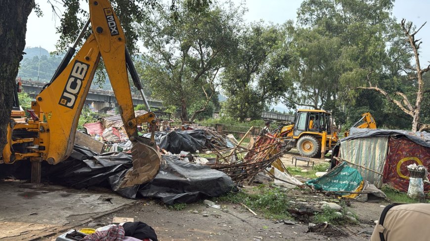 गंगा किनारे सैकड़ों झोपड़ियों को ध्वस्त किया गया