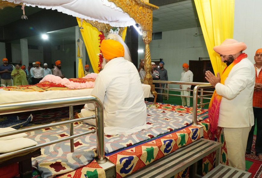 देहरादून स्थित गुरुद्वारा श्री गुरु सिंघ सभा में मत्था टेककर देश-प्रदेशवासियों के सुख, समृद्धि और खुशहाली के लिए अरदास की