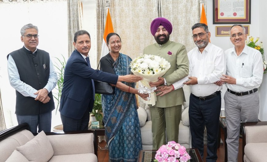 राज्यपाल लेफ्टिनेंट जनरल गुरमीत सिंह (से नि) से बुधवार को राजभवन में मुख्य सूचना आयुक्त श्रीमती राधा रतूड़ी ने शिष्टाचार भेंट की