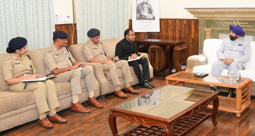 हरिद्वार में आज जिला प्रशासन के अधिकारियों के साथ बैठक कर जिले में चल रही विकास योजनाओं, कानून-व्यवस्था और जनहित कार्यों की जानकारी ली