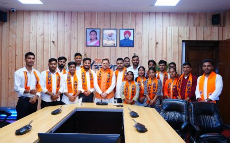 विभिन्न महाविद्यालयों के विजयी प्रत्याशियों ने मुख्यमंत्री से  की  भेंट