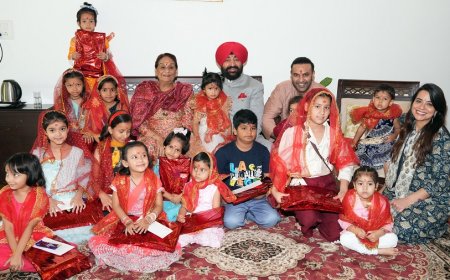 शारदीय नवरात्रि की अष्टमी पर पूरे विधि-विधान के साथ देवी स्वरूपा कन्याओं का पूजन किया