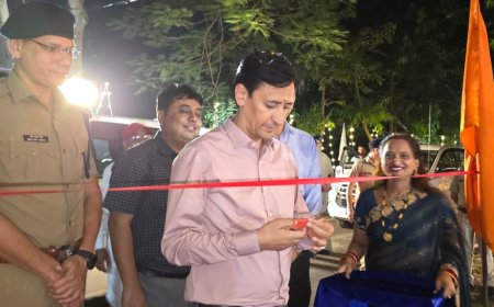 मेला कार्यक्रमों का मण्डलायुक्त दीपक रावत ने फीता काटकर व दीप प्रज्वलित कर शुभारम्भ किया