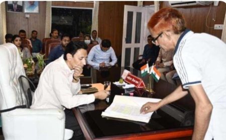 कुमाऊं मंडल आयुक्त ने कैम्प कार्यालय में आयोजित जनता मिलन कार्यक्रम में सुनी समस्याएं