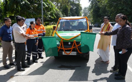 मोबाईल स्वास्थ्य सेवा वाहन को जिलाधिकारी नितिन सिंह भदौरिया ने कलेक्ट्रेट से हरी झण्डी दिखाकर किया रवाना