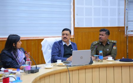 आयुक्त ने आपदा कार्यों की समीक्षा की, प्रशासन द्वारा त्वरित राहत एवं पुनर्निर्माण कार्यों पर जताया संतोष