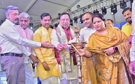 राज्य के 25 वर्ष पूर्ण होने के उपलक्ष्य में तीन दिवसीय देवभूमि रजत उत्सव कार्यक्रम का मुख्य अतिथि राज्यसभा सांसद नरेश बंसल ने दीप जलाकर एवं शंखनाद के साथ शुभारंम्भ किया