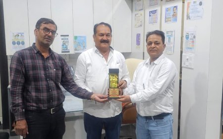 व्यापार मंडल प्रदेश उपाध्यक्ष अशोक छाबड़ा को देवभूमि आइकॉन अवॉर्ड से सम्मानित किया