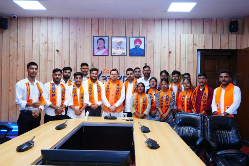 विभिन्न महाविद्यालयों के विजयी प्रत्याशियों ने मुख्यमंत्री से  की  भेंट