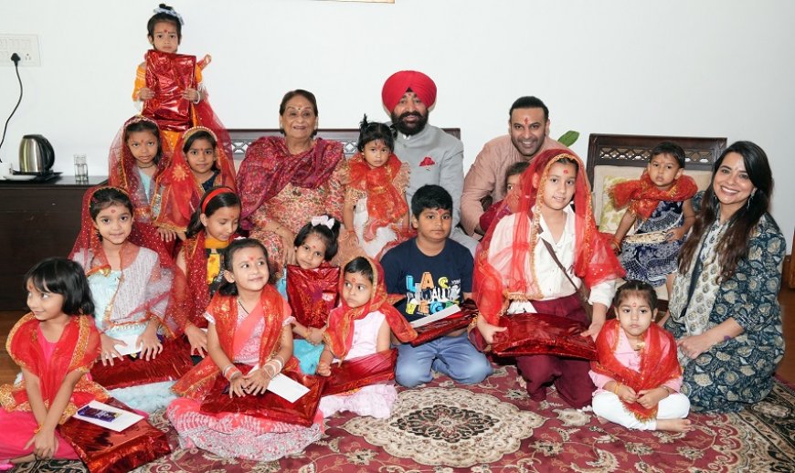 शारदीय नवरात्रि की अष्टमी पर पूरे विधि-विधान के साथ देवी स्वरूपा कन्याओं का पूजन किया