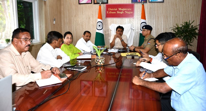 जिलाधिकारी नितिन सिंह भदौरिया ने कैम्प कार्यालय में धान खरीद की समीक्षा की