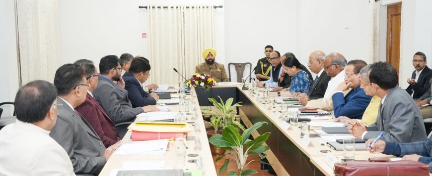 कुलाधिपति एवं राज्यपाल ने गुरुवार को राजभवन में राजकीय विश्वविद्यालयों के कुलपतियों की बैठक ली