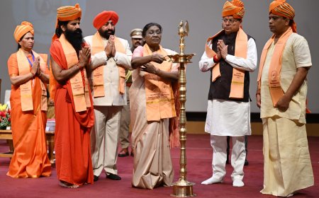 राष्ट्रपति श्रीमती द्रौपदी मुर्मु ने पतंजलि विश्वविद्यालय हरिद्वार के द्वितीय दीक्षांत समारोह में स्वर्ण पदक प्राप्त विद्यार्थियों को किया सम्मानित ।