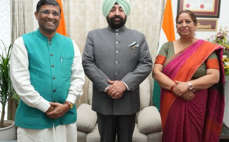     राज्यपाल लेफ्टिनेंट जनरल गुरमित सिंह (से नि) से बुधवार को राजभवन में उत्तराखण्ड के प्रख्यात लोकगायक एवं ‘‘पद्मश्री’’ से सम्मानित श्री प्रीतम भरतवाण ने शिष्टाचार भेंट की।