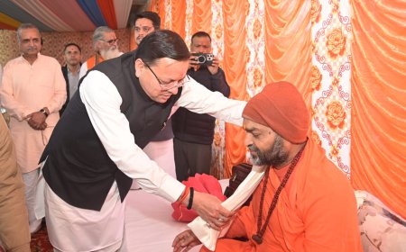 सीएम धामी ने उत्तम ध्यान आश्रम में महामंडलेश्वर उत्तम स्वामी से की शिष्टाचार भेंट