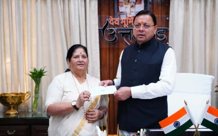 मुख्यमंत्री राहत कोष के लिए पर्वतारोही बछेंद्री पाल ने प्रदान किया 10 लाख का चेक