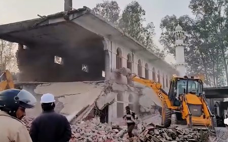 सरकारी भूमि पर बना दिया था मदरसा मस्जिद अब होगया ध्वस्त
