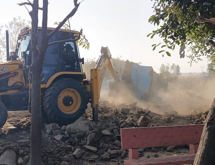 अपराधियों के गढ़ बन रहे ठंडा नाले के अतिक्रमण का हुआ ध्वस्तीकरण