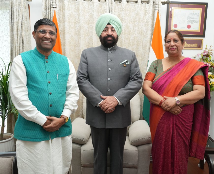     राज्यपाल लेफ्टिनेंट जनरल गुरमित सिंह (से नि) से बुधवार को राजभवन में उत्तराखण्ड के प्रख्यात लोकगायक एवं ‘‘पद्मश्री’’ से सम्मानित श्री प्रीतम भरतवाण ने शिष्टाचार भेंट की।